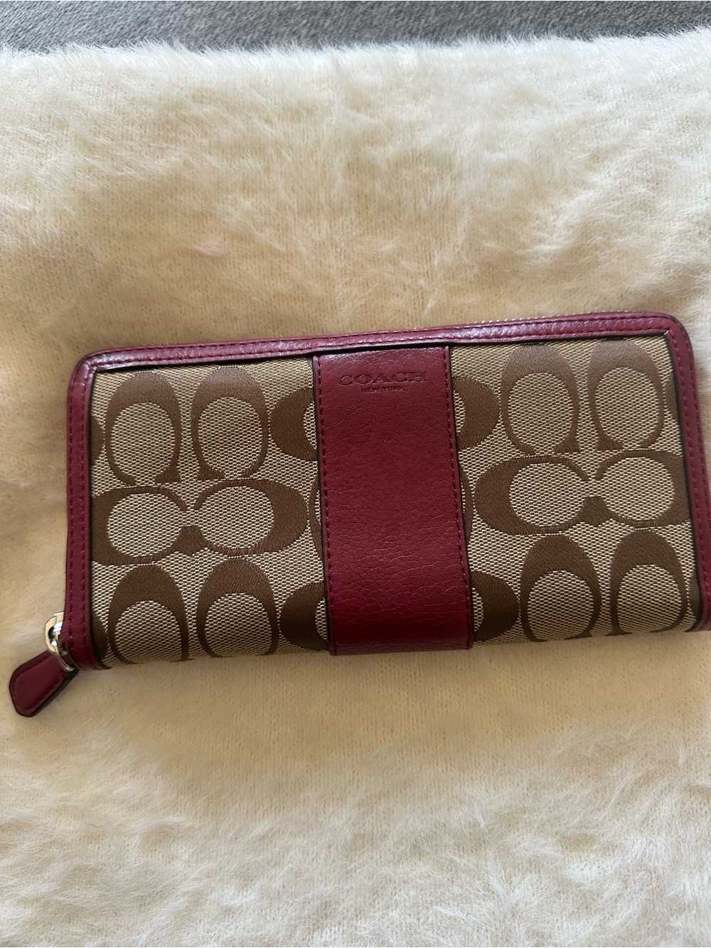 📌 Authentic Coach Signature Accordion Zip Wallet